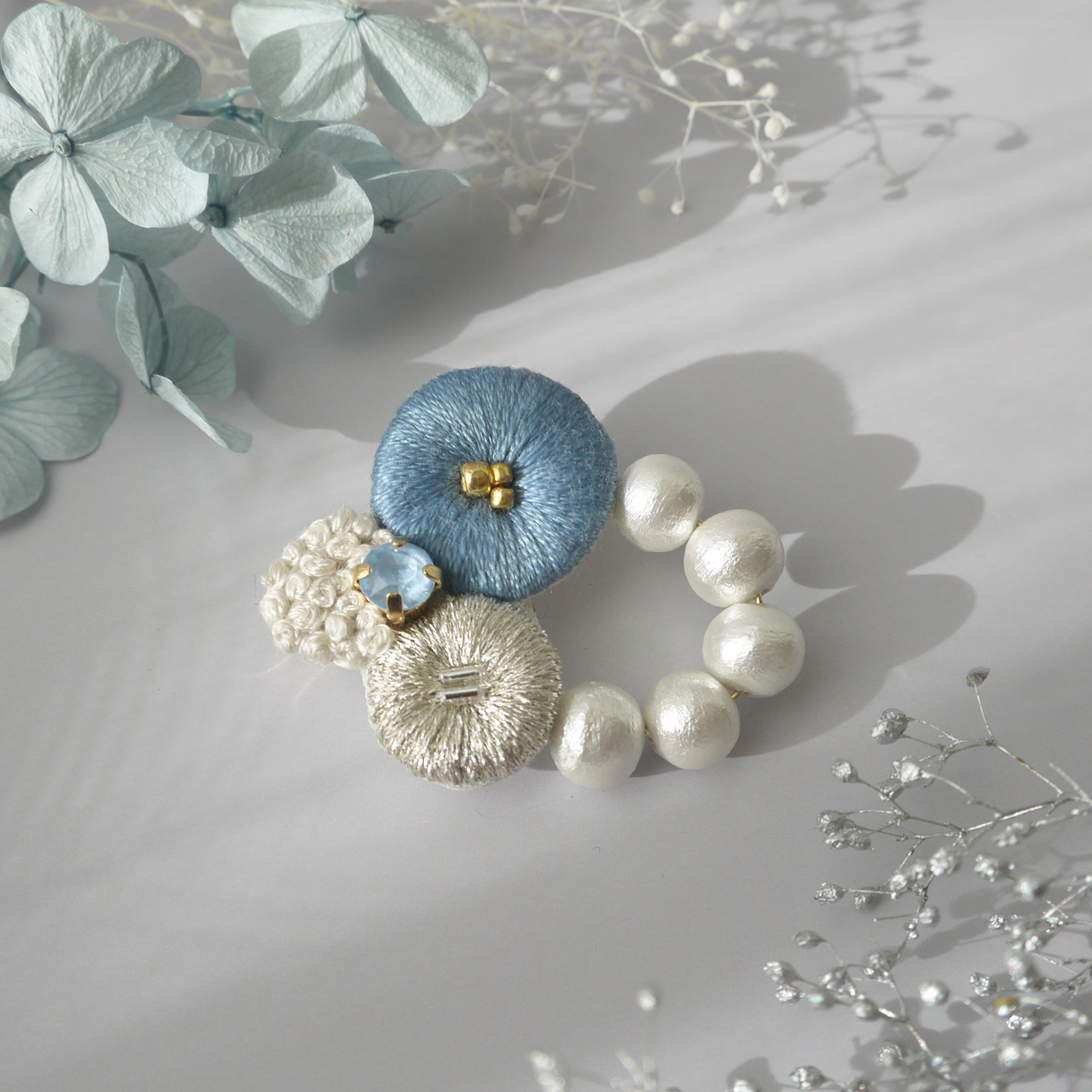 鮮やかブルー お洒落なギフト♡おめかしお出掛けに♡ maru＆pearl 刺繍ブローチ