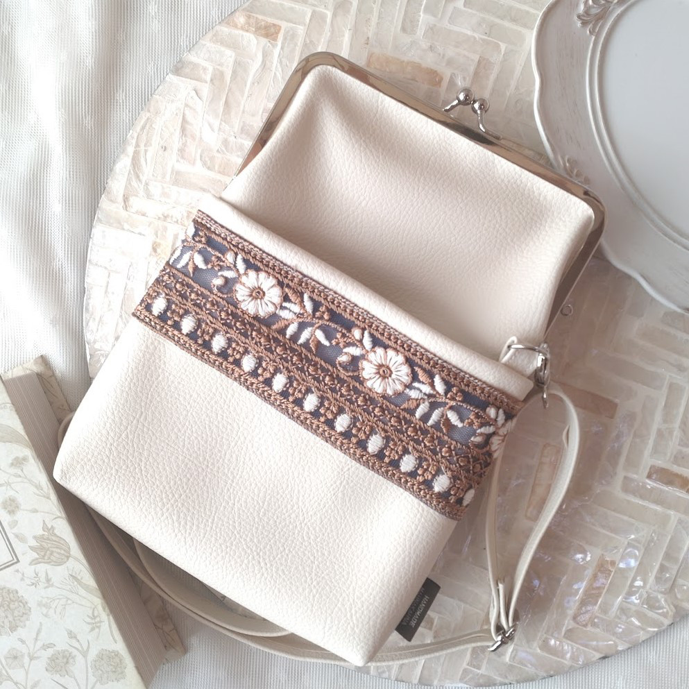 NEW☆さりげない上品を☆刺繍リボンのがま口ポシェット