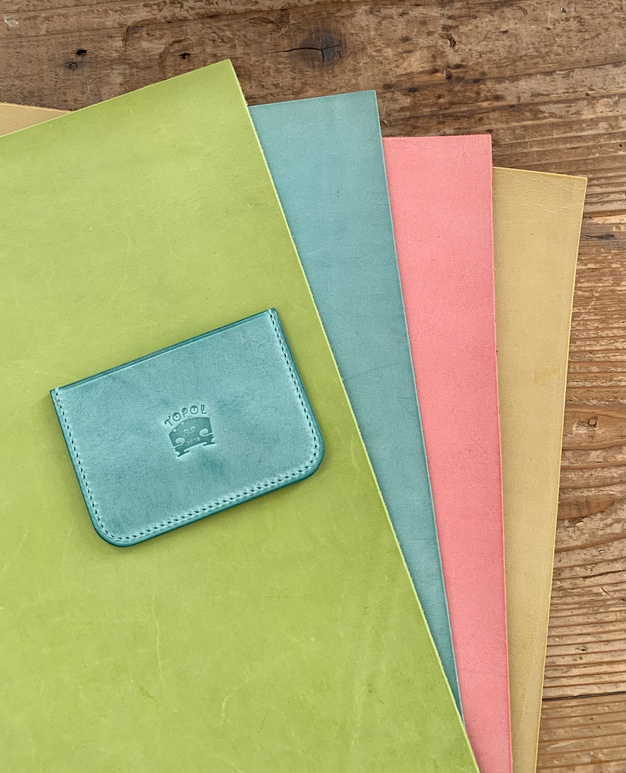 【オーダーメイド】手縫いで創った革のシンプルパスケース『Macaron』