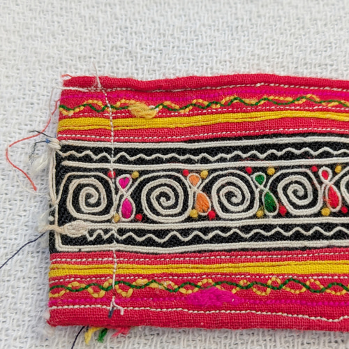 【 中国苗族 子供の背負い布の一部(アンティーク) 】 古布のハギレ y0030-b 花様浴衣木綿ハギレ90cm☆古布・古裂/布草履/ミニ着物