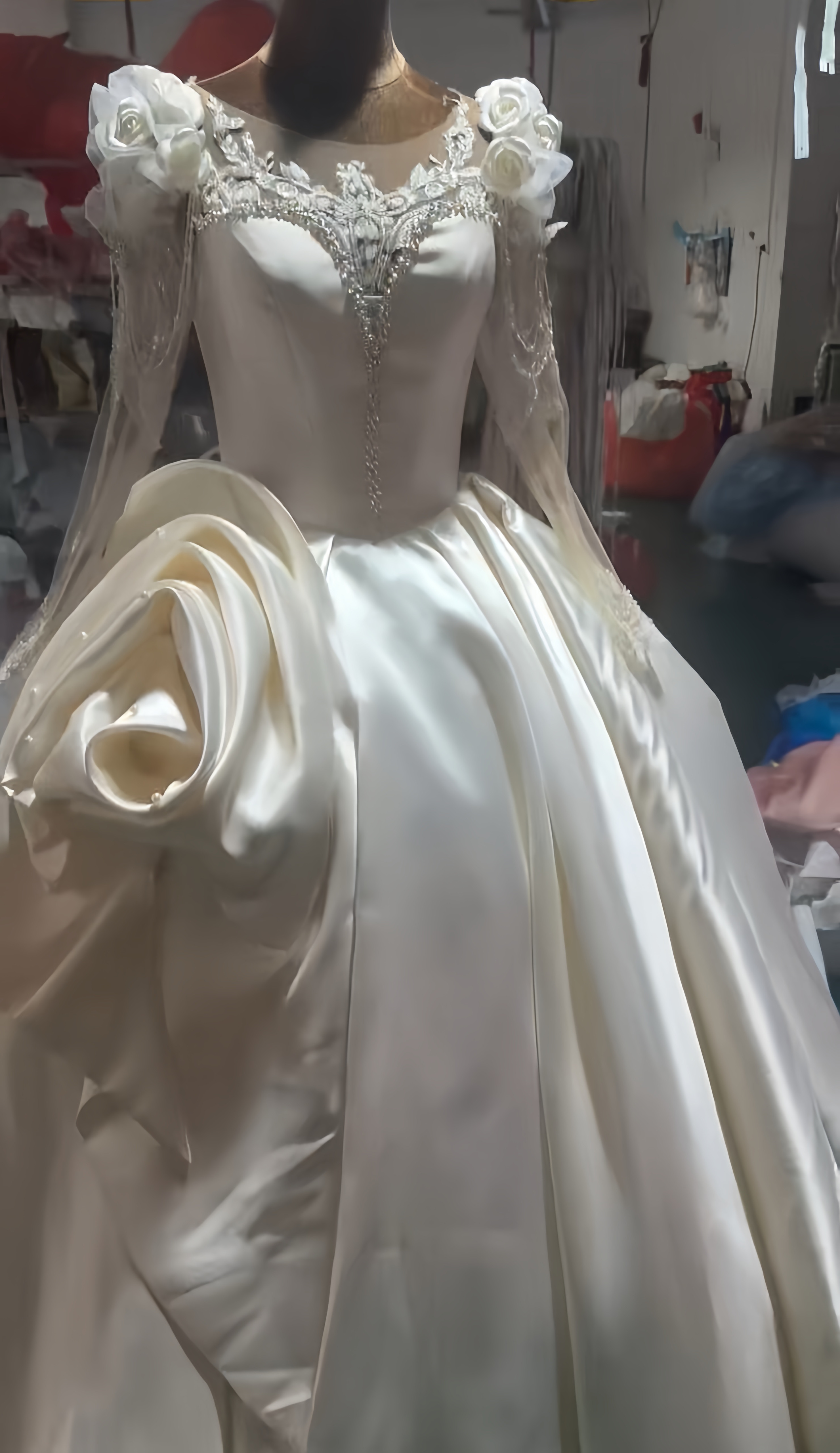 高級感溢れる！長袖　冬婚秋婚春婚にピッタリ　高級サテン　お花飾り　優雅　ストーン　結婚式二次会前撮り　サイズ調整可能花嫁