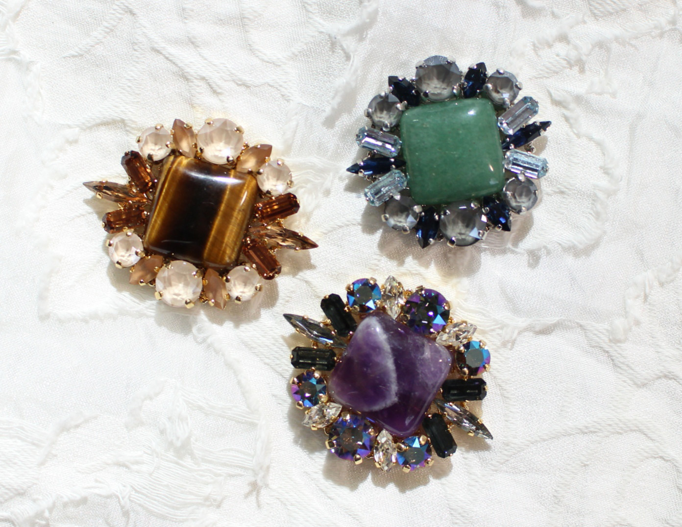 スワロフスキーたっぷり 天然石 ブローチ １つ