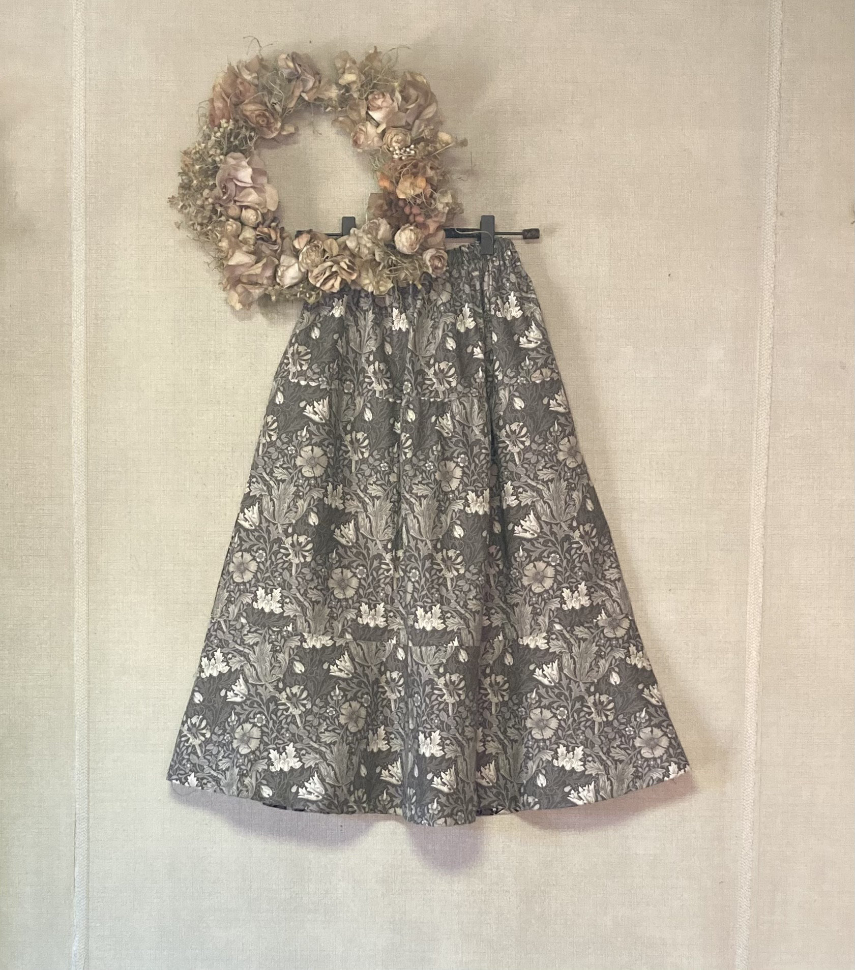 モリス Compton (Charcoal）　ふんわりフェミニンスカート　ティアード moda Morris