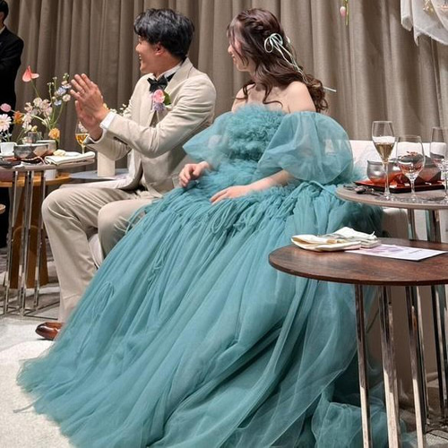 実例写真！カラードレス パーティードレス パフスリーブ 柔らかく重ね  