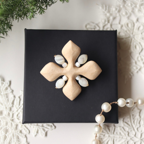 森の雪の結晶」木彫りブローチ ／ 北欧 ナチュラル ギフト プレゼント