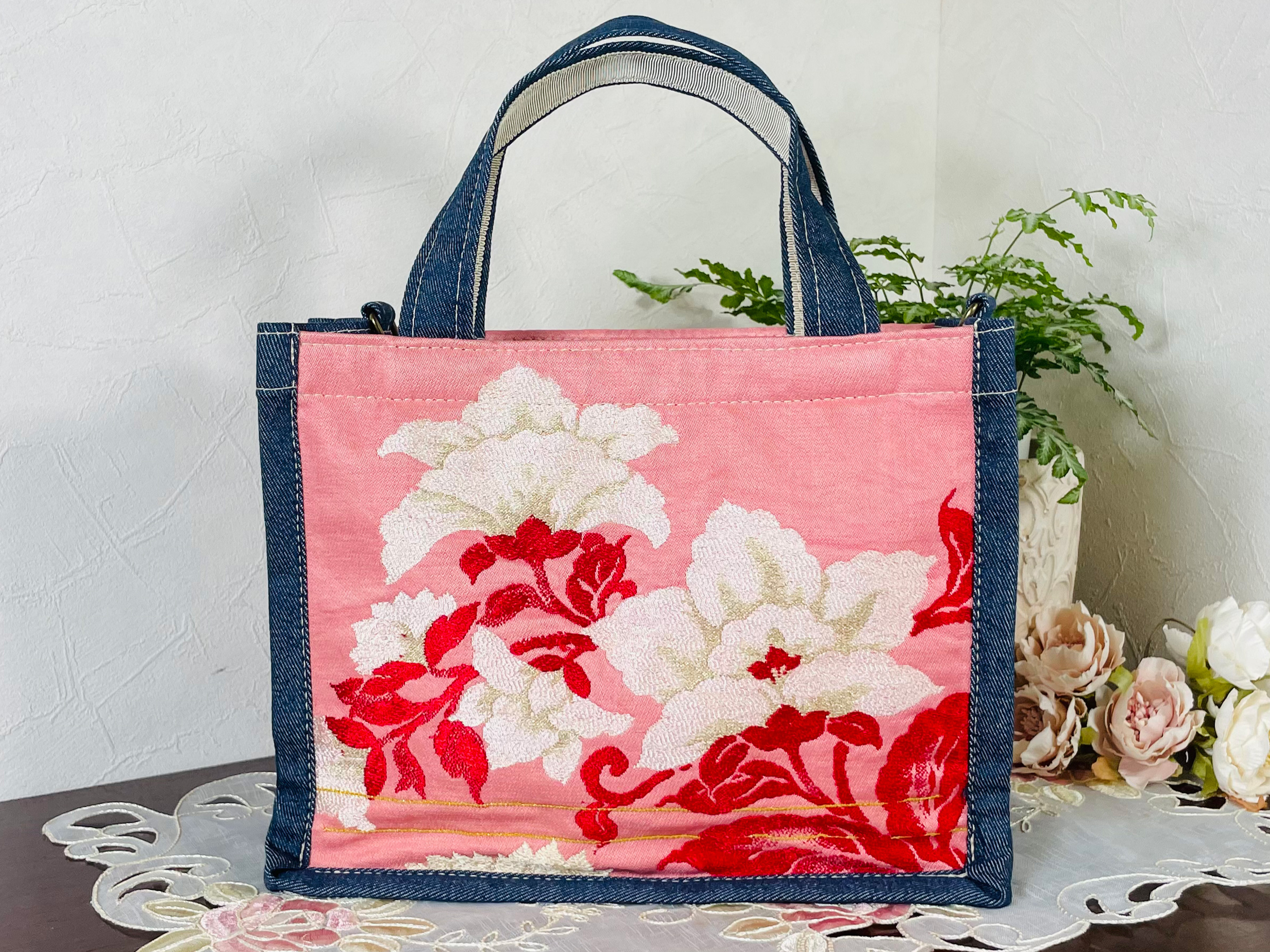 帯リメイク【ゴージャスな白と赤の花刺繍 】スクエアトートバッグ・スモール