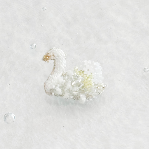 白鳥のブローチ / バッグチャーム ✴︎ ビーズ 刺繍 ブローチ