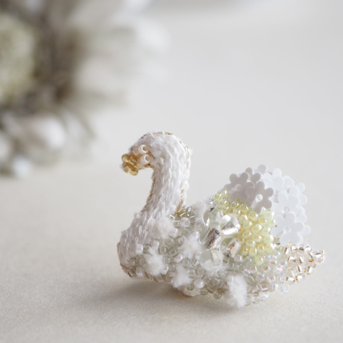 【希望者のみラッピング無料】 バッグチャーム / 白鳥のブローチ ✴︎ ブローチ 刺繍 ビーズ アクセサリー