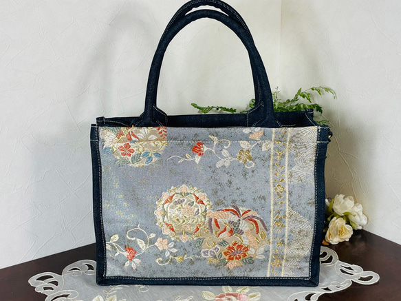帯　リメイク　トートバッグ 紺色　華やかな花と鶴 帯リメイク【鳳凰と花丸尽くし】スクエアトートバッグ・ミディアム