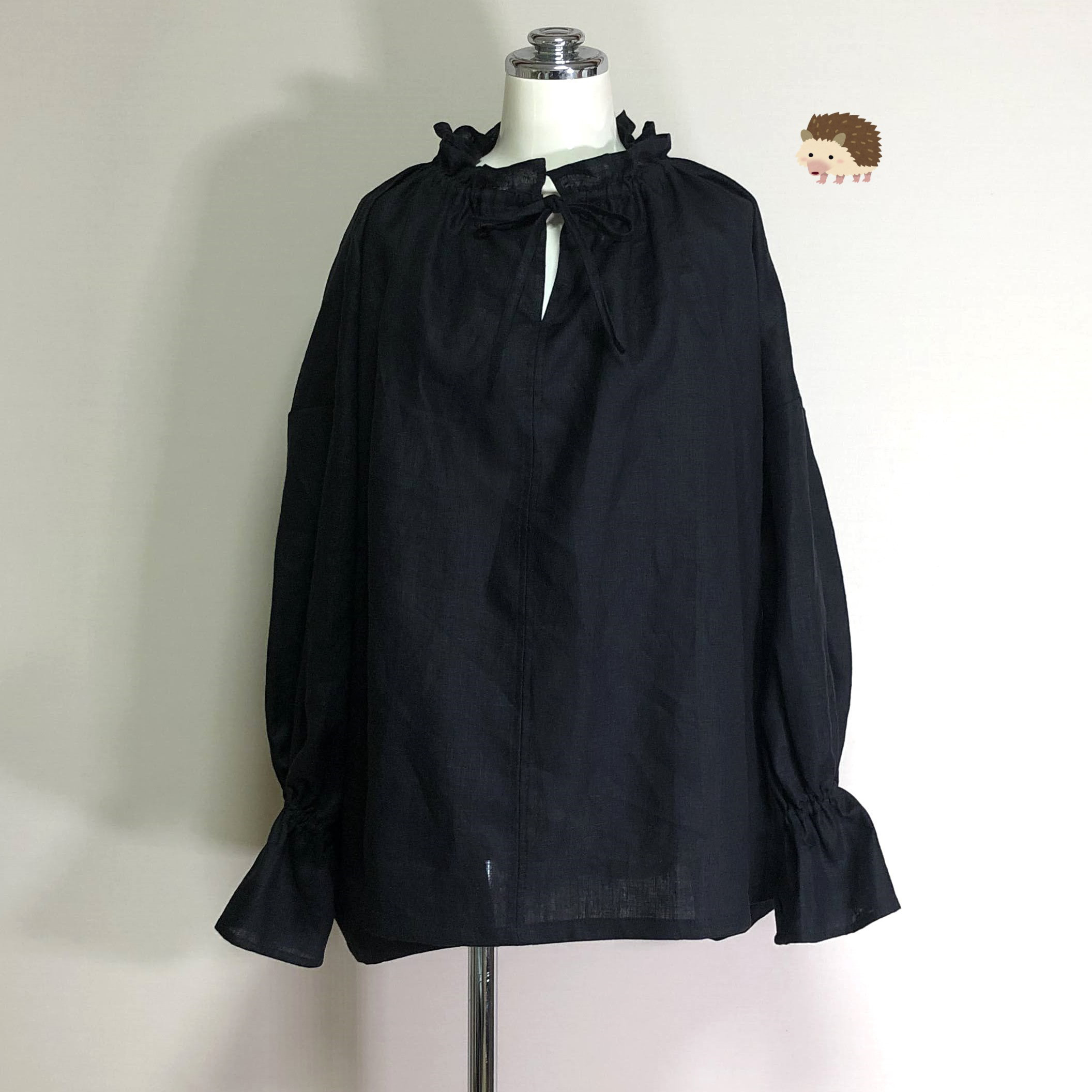 カラーリネン◆キーネックフリルブラウス◆黒◆フリーサイズ（中厚、リネン100％）