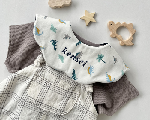 お名前刺繍】リトル恐竜スタイ⁂ 名入れ 出産祝い もくもく ギフト