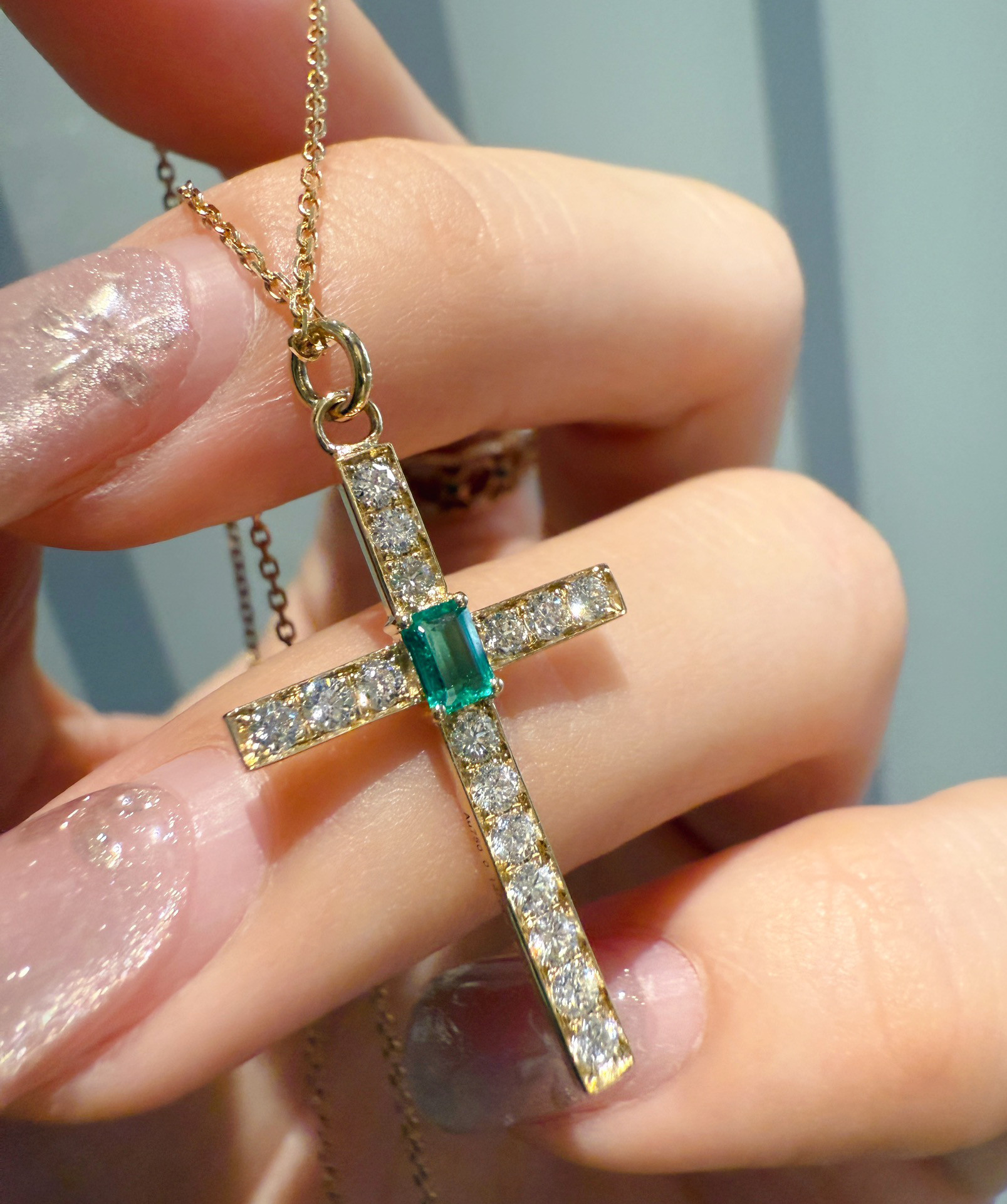 クロスモチーフ　エメラルド付きペンダントk18