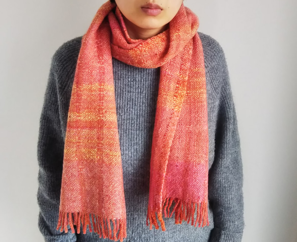 手紡ぎ、手織りマフラー（オレンジ×ピンク）草木染め、天然染料