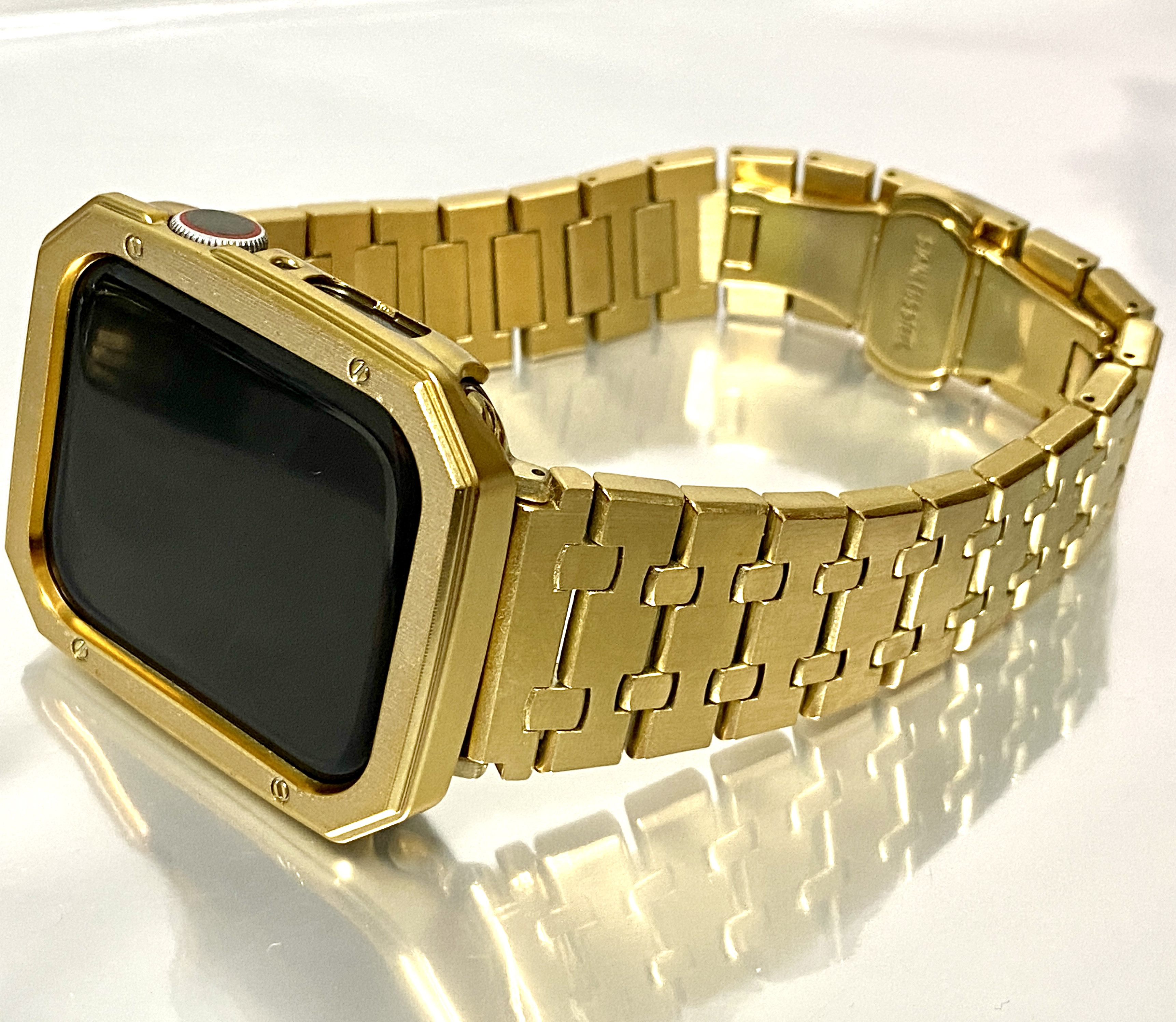 Apple Watch カバーケース ＆ ベルトバンド　圧倒的鏡面と真逆の艶消しカバー/輝きのコントラスト