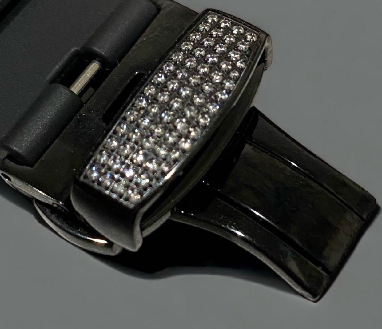 Apple Watch カスタムラバーベルト｜ジルコニアバックル 一粒一粒手作業の匠仕上げ