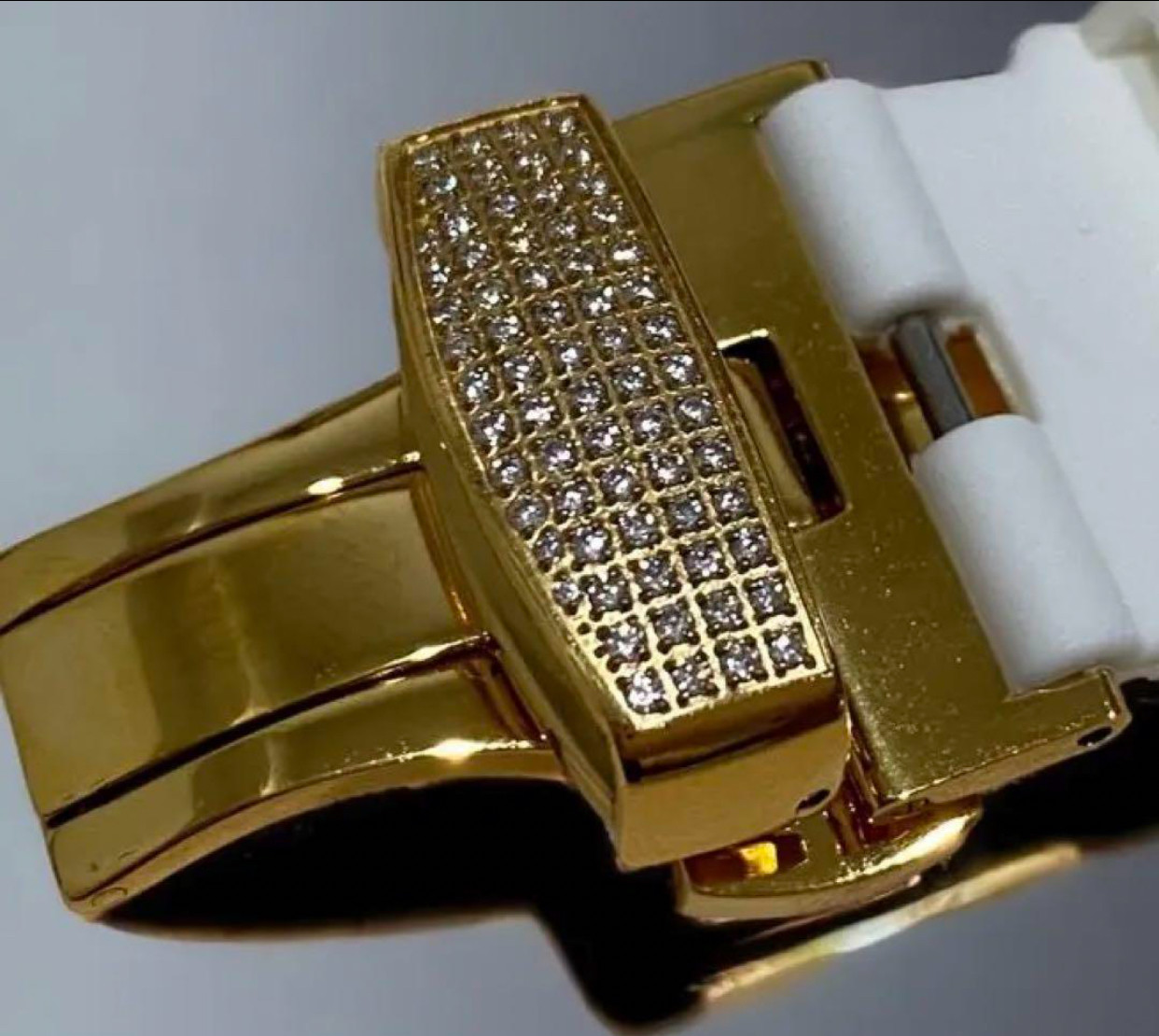 Apple Watch カスタムラバーベルト｜ジルコニアバックル 一粒一粒手作業の匠仕上げ　ホワイトゴールド