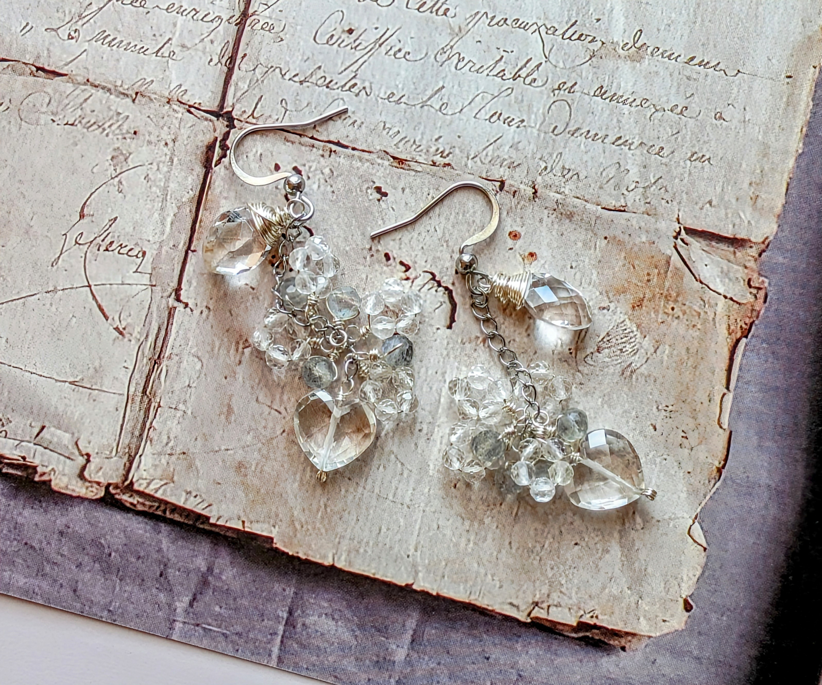 揺れてきらめき引き寄せるピアス