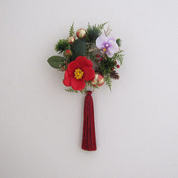 お正月飾り　赤い椿　葉牡丹　アレンジメント 正月飾り～ミニ竹・赤椿・小松・葉牡丹・バラ入りお正月アレンジ 迎春