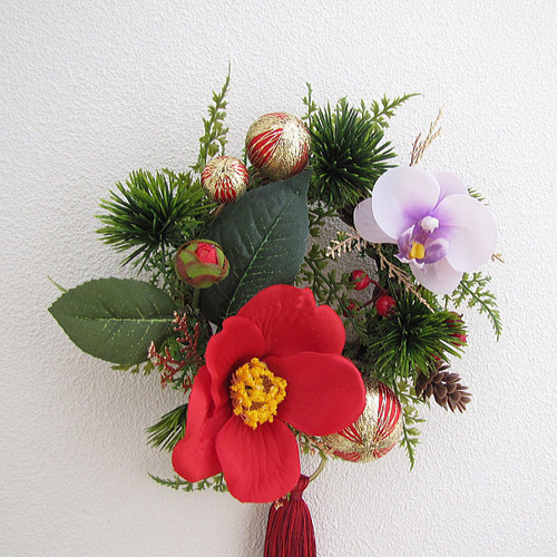 商品名【巴】豪華！❤ ダリアと椿と紅白マムのお正月リース造花フラワーリース 商品名【巴】豪華！❤ ダリアと椿と紅白マムのお正月リース造花