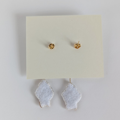 くまちゃん＆刺繍タッセルピアス K16GP】 風船とくま ピアスorイヤリング -20240803-2- | pyokotto