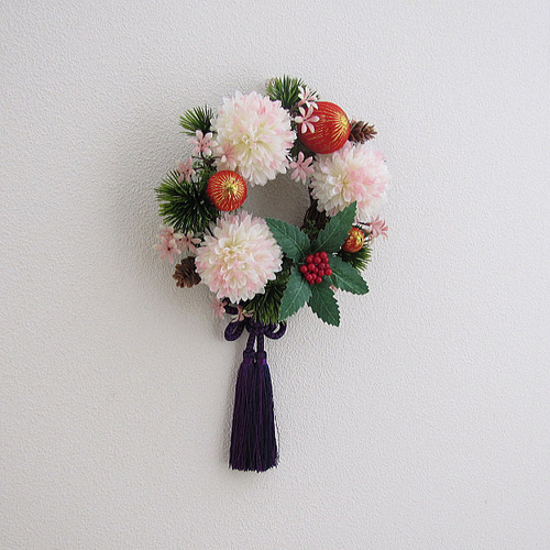 正月リース マム・千両・小花入りタッセル付き上品でかわいらしい正月