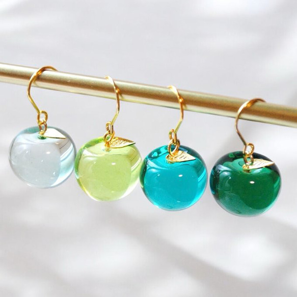 ラメ入りカラー 青りんご(中)のイヤリング・ピアス／青リンゴ 青