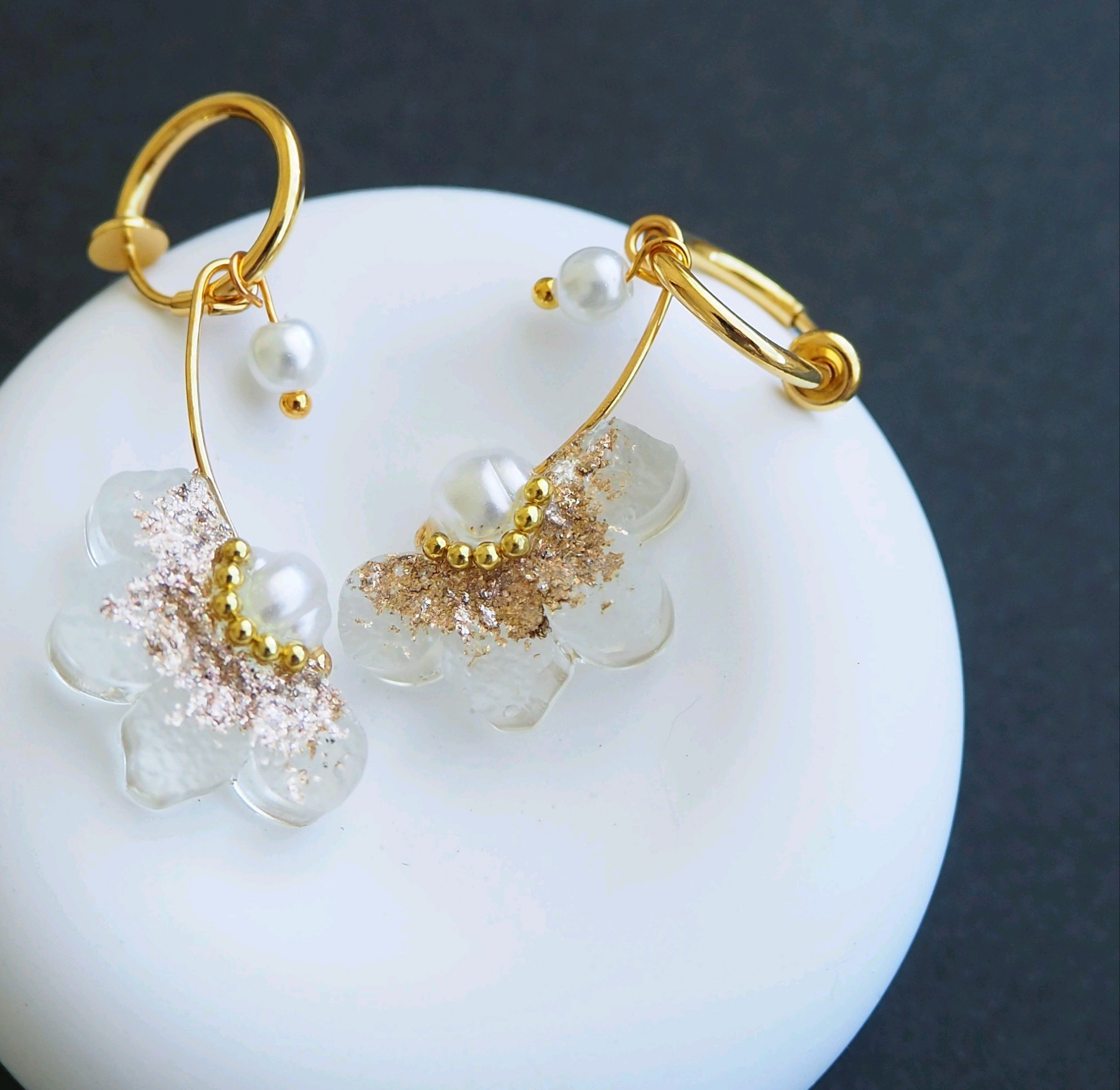 透き通る花/シャンパンゴールド イヤリング/ピアス 痛くない 透明感 軽い パールビーズ キラキラ 揺れる アレルギー対