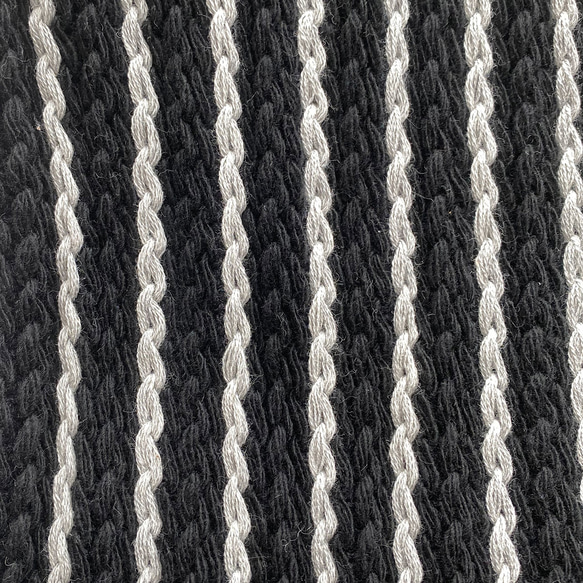 《手編み風 クロシェ》おしゃれな グレー & ブラック ストライプ 編みニット ナチュラル 秋 冬 春 スヌード 6枚目の画像