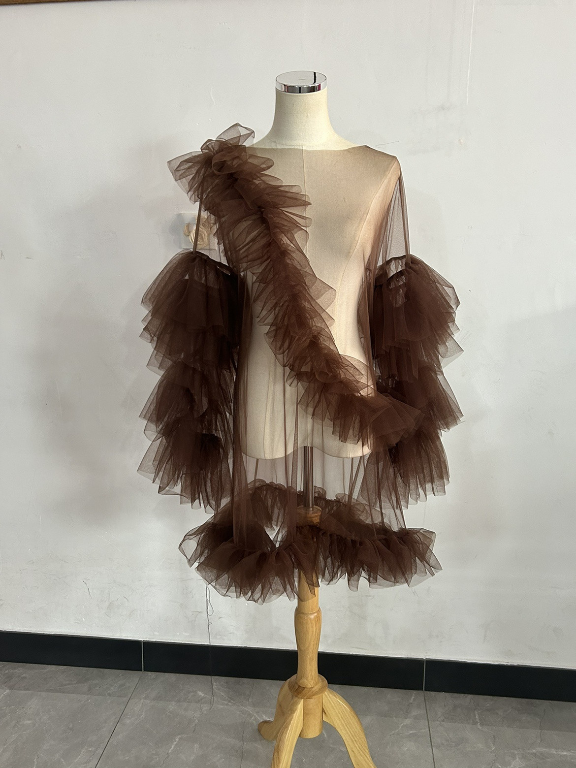 送料無料！コーヒーの色  抜群のおしゃれ見えカーディガン(ボレロ) ソフトチュール ラッフルフリルトップス 前撮り