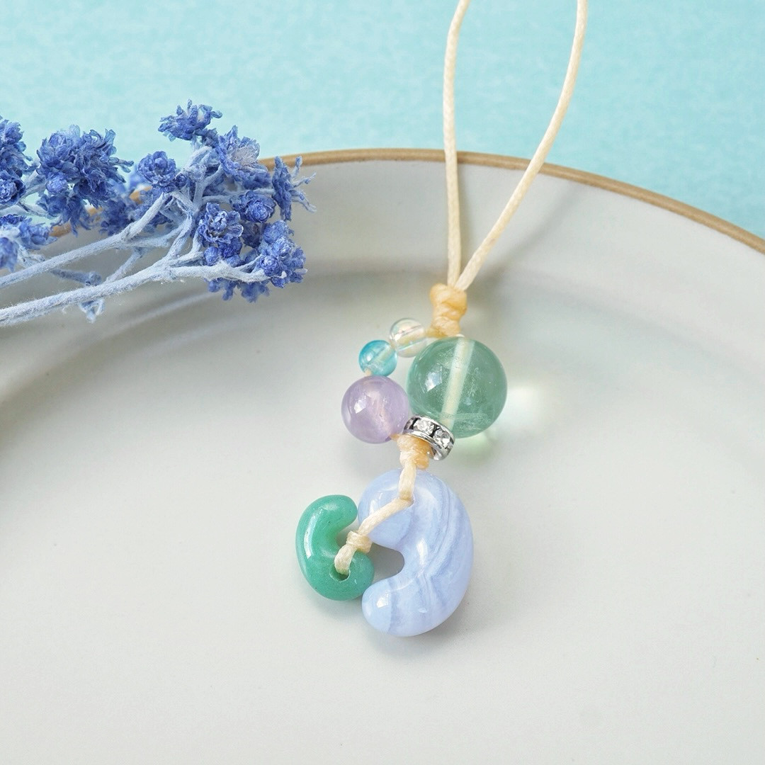 ブルーレース勾玉とアベンチュリン勾玉のストラップ