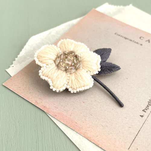 ウール刺繍のお花ブローチ＊アイボリー ブローチ capriccio 通販