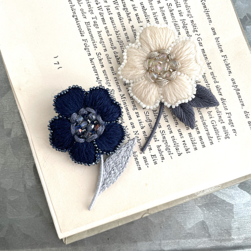 ウール刺繍のお花ブローチ＊ネイビー ブローチ capriccio 通販