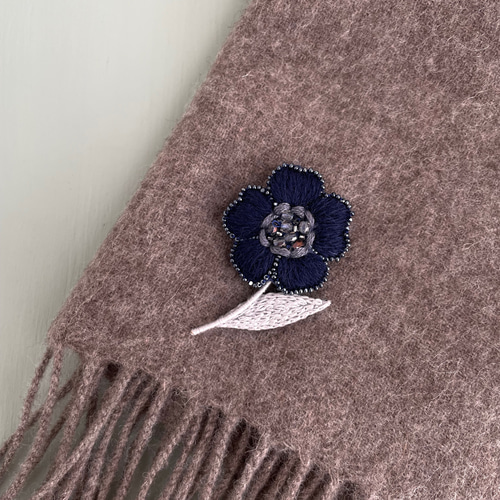 ウール刺繍のお花ブローチ＊ネイビー ブローチ capriccio 通販