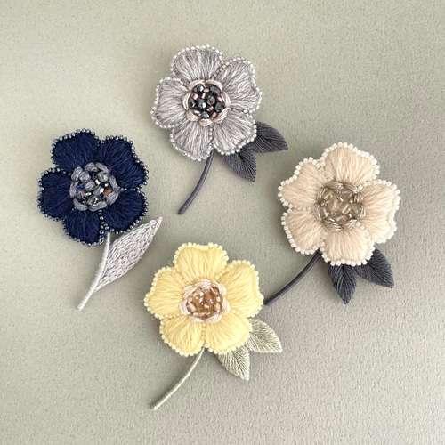 モコ花　薄ブルー×ネイビー生地　刺繍ブローチ 特集掲載】ネモフィラブローチ[インシグニスブルー] (受注制作