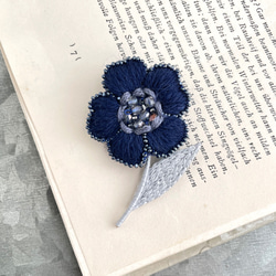 ウール刺繍のお花ブローチ＊ネイビー ブローチ capriccio 通販