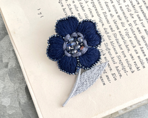 モコ花　薄ブルー×ネイビー生地　刺繍ブローチ ネモフィラ刺繍ブローチ（紺）or刺繍ヘアゴム ブローチ かなちゃん手