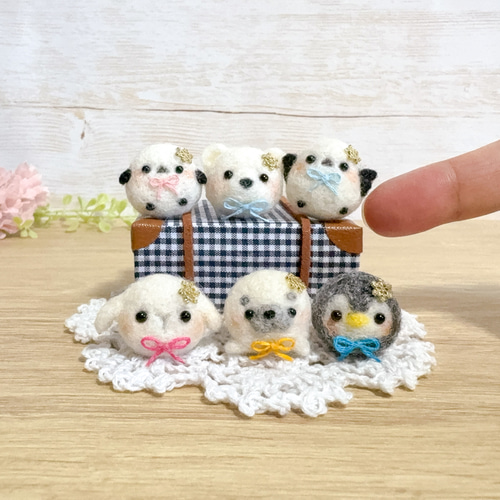 ✿羊毛フェルト✿mahi様✿ぽってりしろくまさんの魚釣り✿虹色の魚✿ 冬のどうぶつ羊毛リング 指輪 しろくま シロクマ ホッキョクグマ 白熊