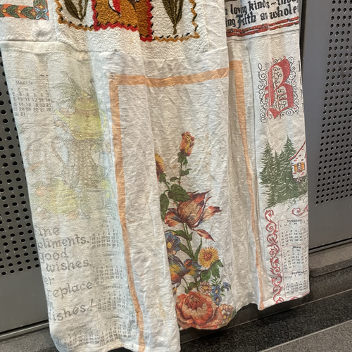 古着リメイク ゆったりオリーブカーキパーカーと3段ティアードパッチ