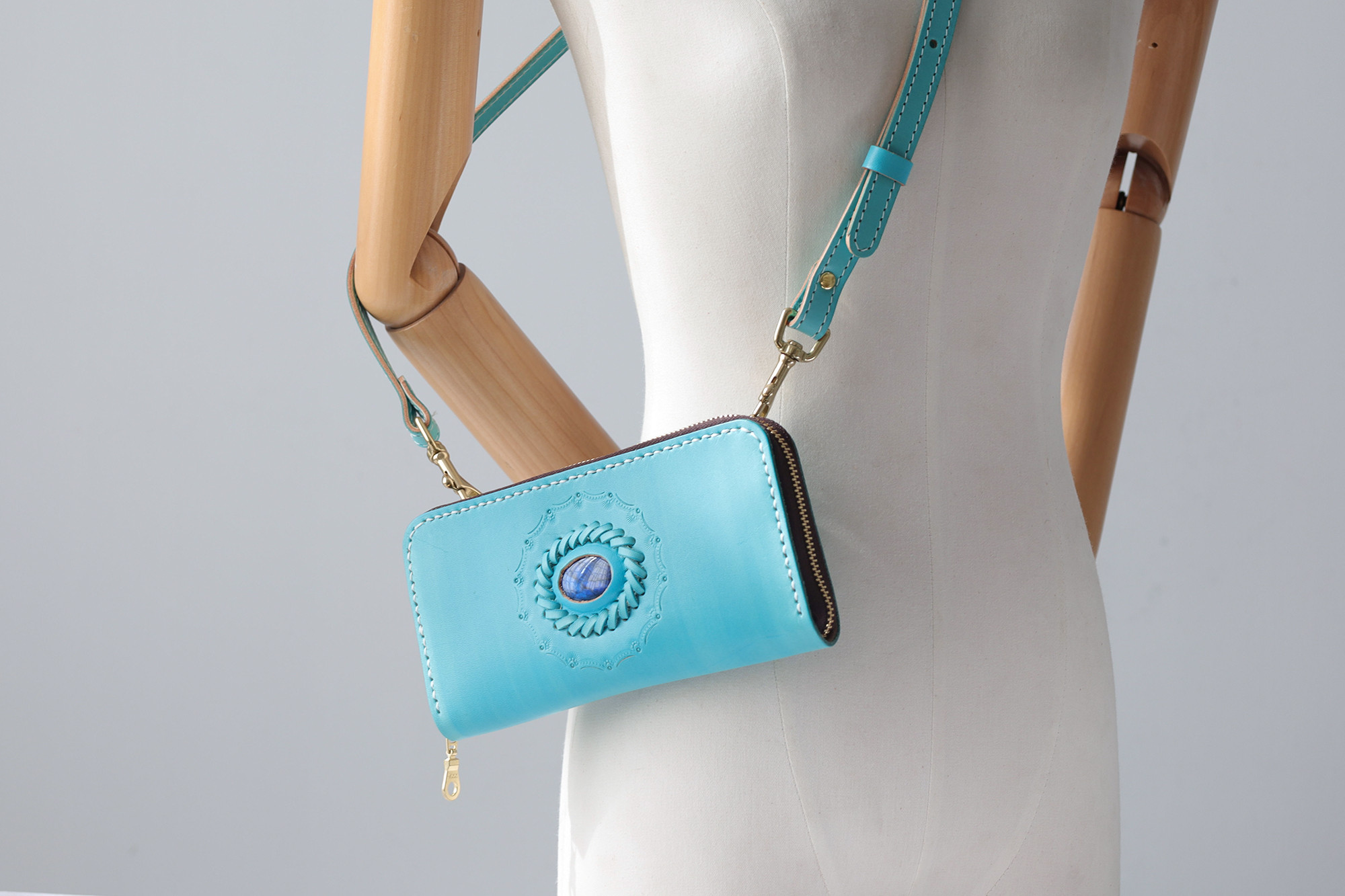 「天然石×革の組み合わせ」収納力抜群のファスナー　斜め掛け可能 「長財布」