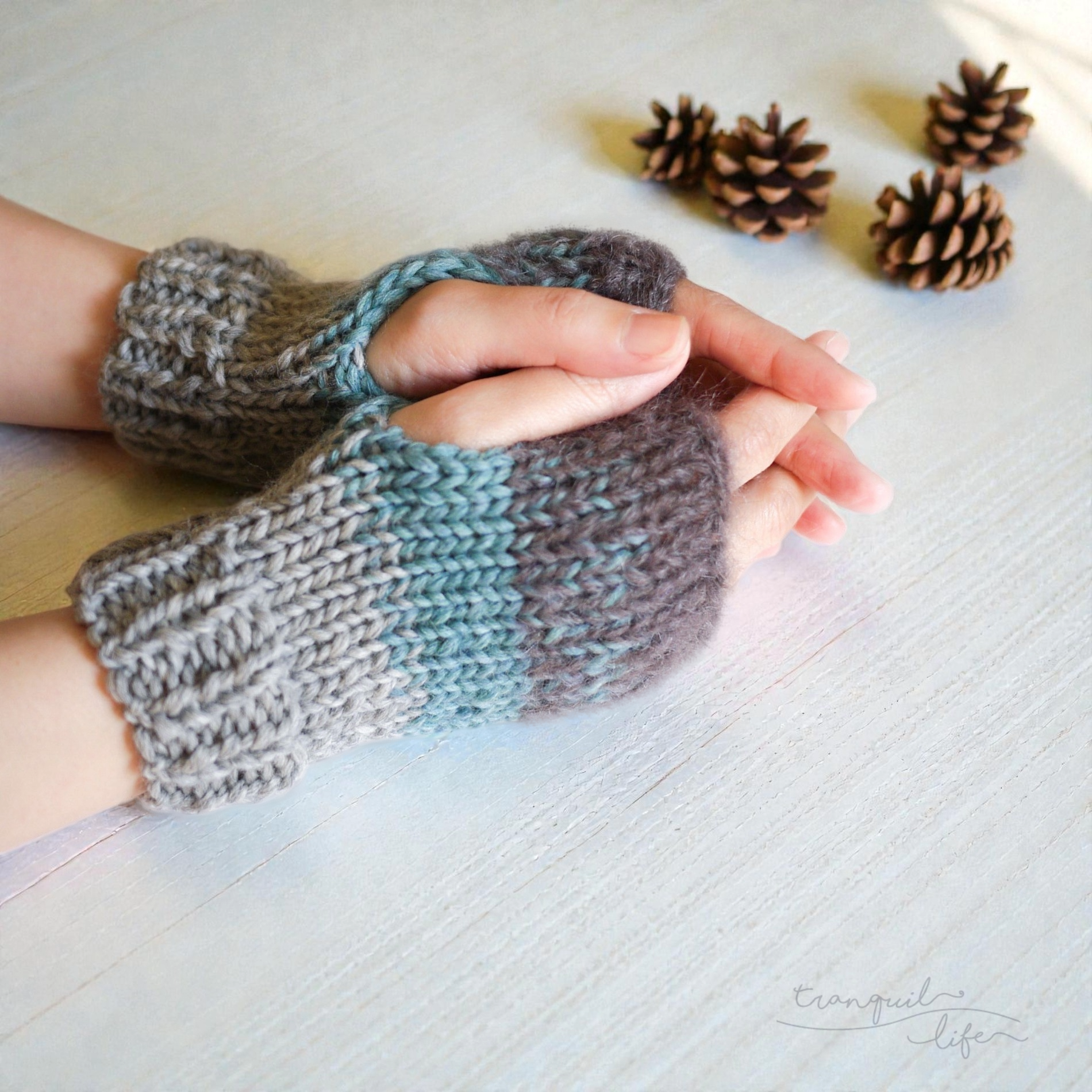 メリノウールとモヘアのふわふわ指なしミトン ライトグレー×スモークブルー ハンドウォーマー　クリスマス