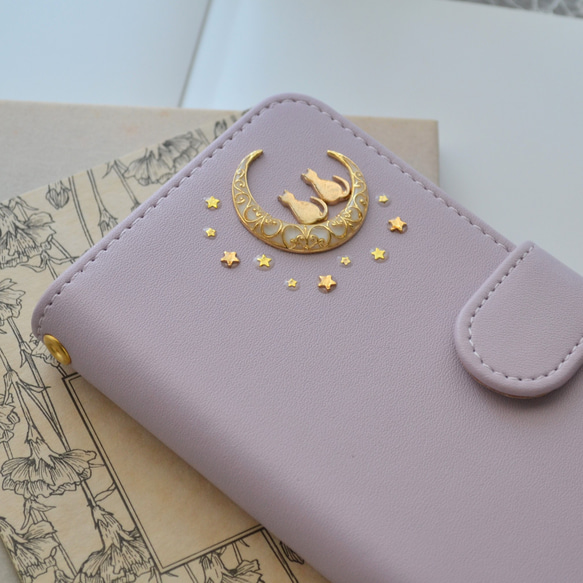 手帳型スマホケース『猫と月の宇宙旅行』上品パステルカラー 薄紫 ほぼ全機種対応◎ 2枚目の画像