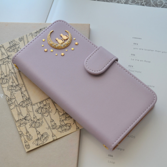 手帳型スマホケース『猫と月の宇宙旅行』上品パステルカラー 薄紫 ほぼ全機種対応◎ 1枚目の画像