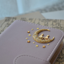 手帳型スマホケース『猫と月の宇宙旅行』上品パステルカラー 薄紫 ほぼ全機種対応◎ 4枚目の画像