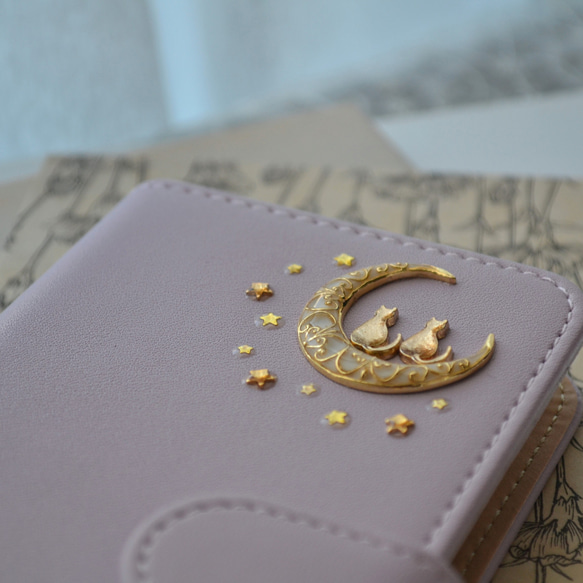 手帳型スマホケース『猫と月の宇宙旅行』上品パステルカラー 薄紫 ほぼ全機種対応◎ 4枚目の画像