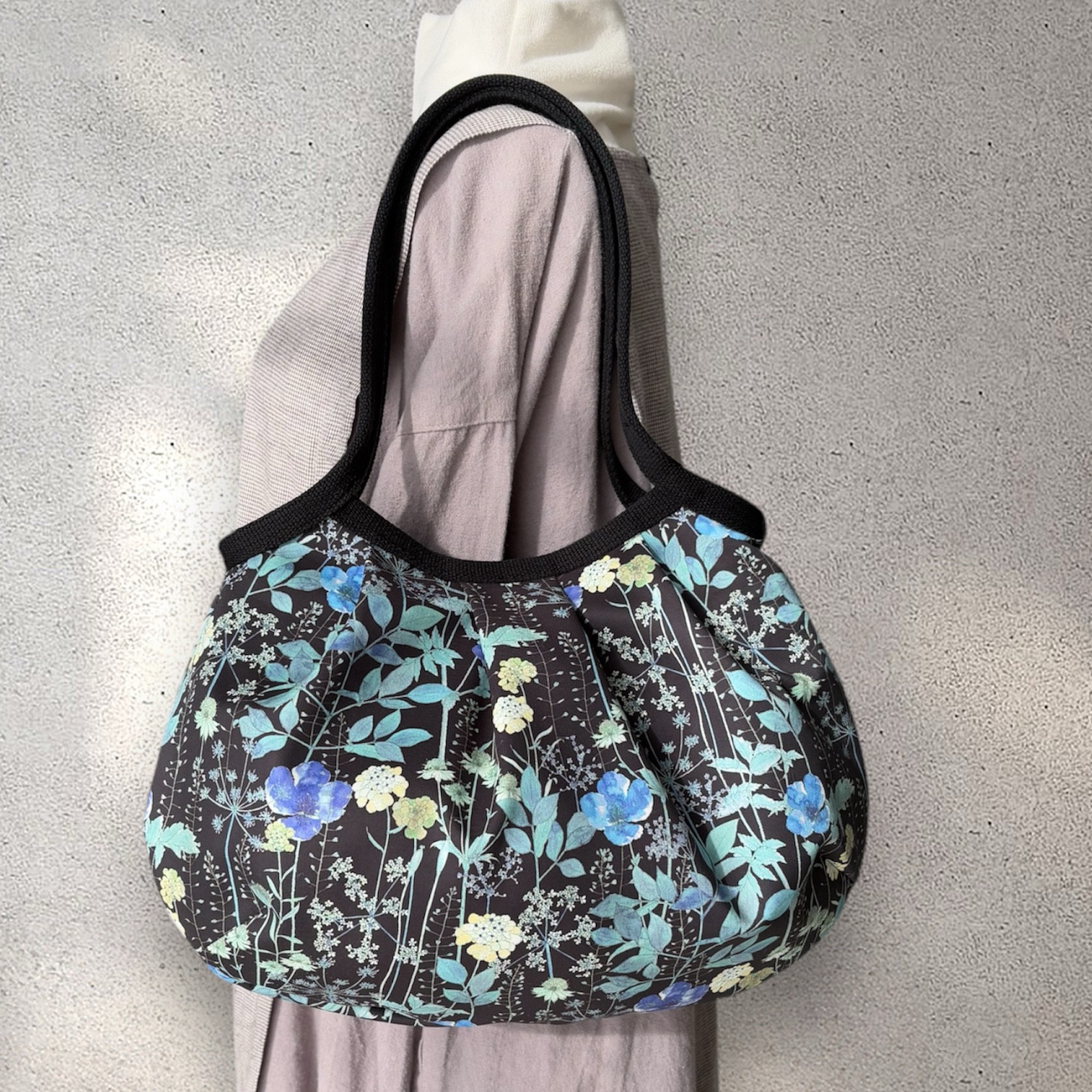 コロンと可愛いショルダーグラニーバッグ　イルマ　ブルー花　ブラック地　◎選べる2サイズ