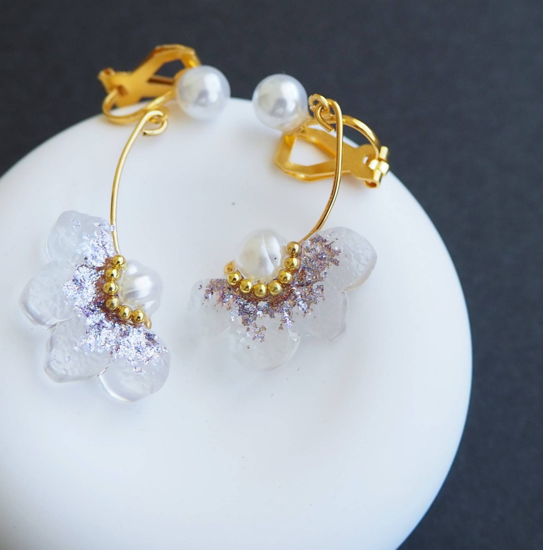 透き通る花/ラベンダー イヤリング/ピアス 痛くない 透明感 軽い パールビーズ キラキラ 揺れる アレルギー対応