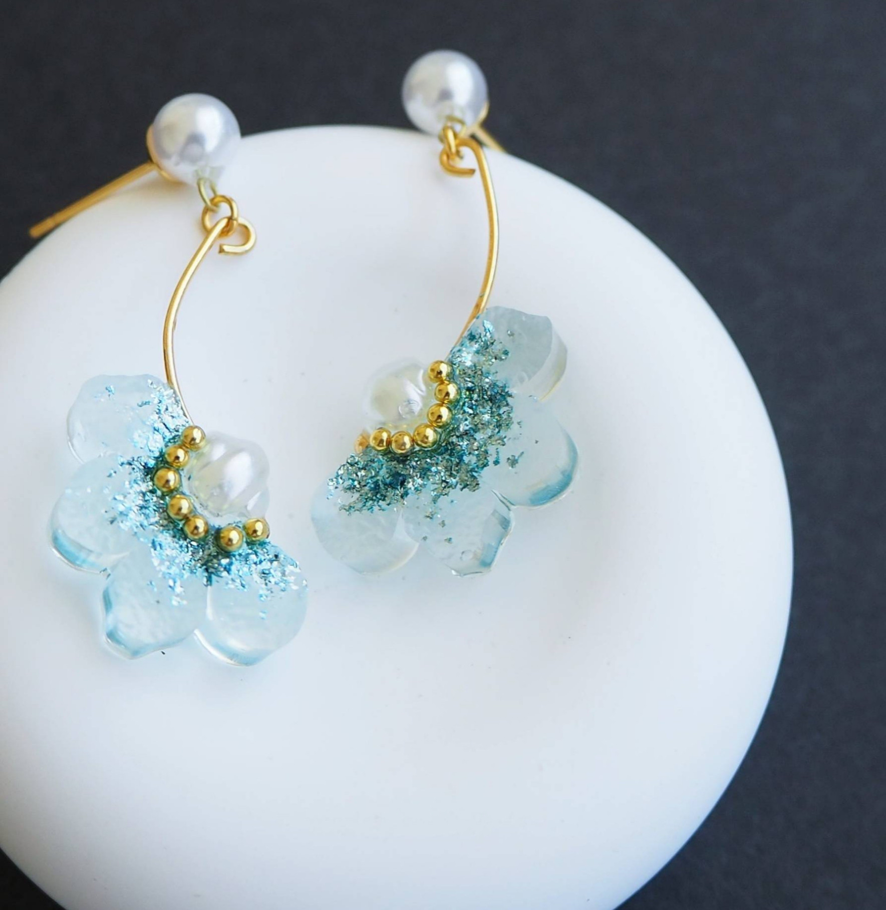 透き通る花/アクアブルー イヤリング/ピアス 痛くない 透明感 軽い パールビーズ キラキラ 揺れる アレルギー対応