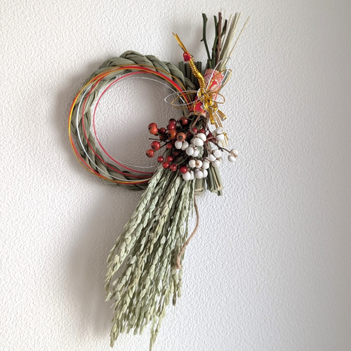 上品な美しさに鶴が舞う 国産稲穂に福を呼ぶ野ばらのみとナンキンハゼ