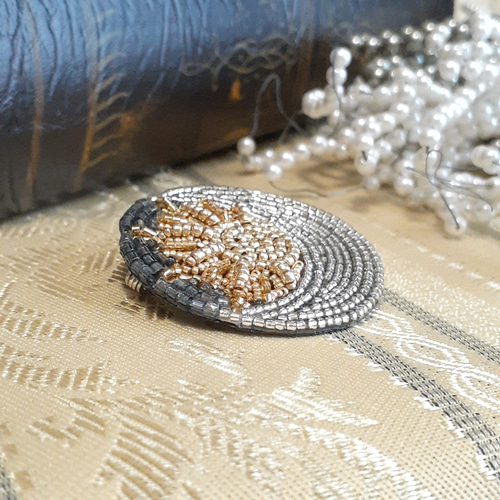 【ニュイ】オートクチュール刺繍　おばけ・ouiブローチ ニュイ様専用】オートクチュール刺繍 おばけ・ouiブローチ
