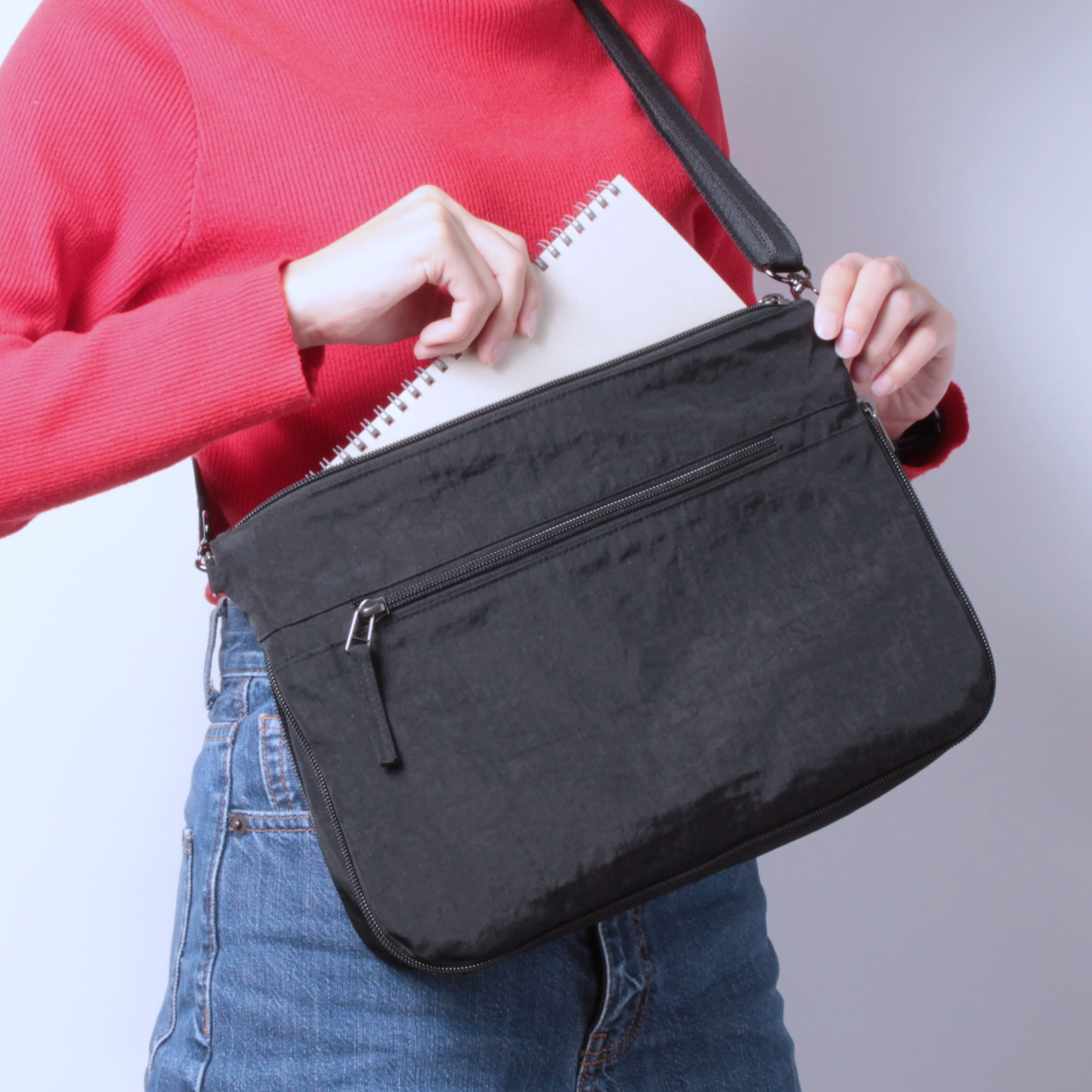 少し大きめ・サコッシュ【６色から選べる】10インチiPadが入る　容量調整　撥水加工　軽量　ナイロン　ショルダー